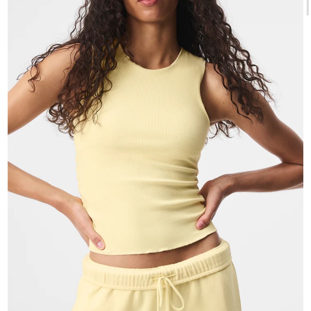 Alo Yoga ribbed en pointe tank top in lemon ice color